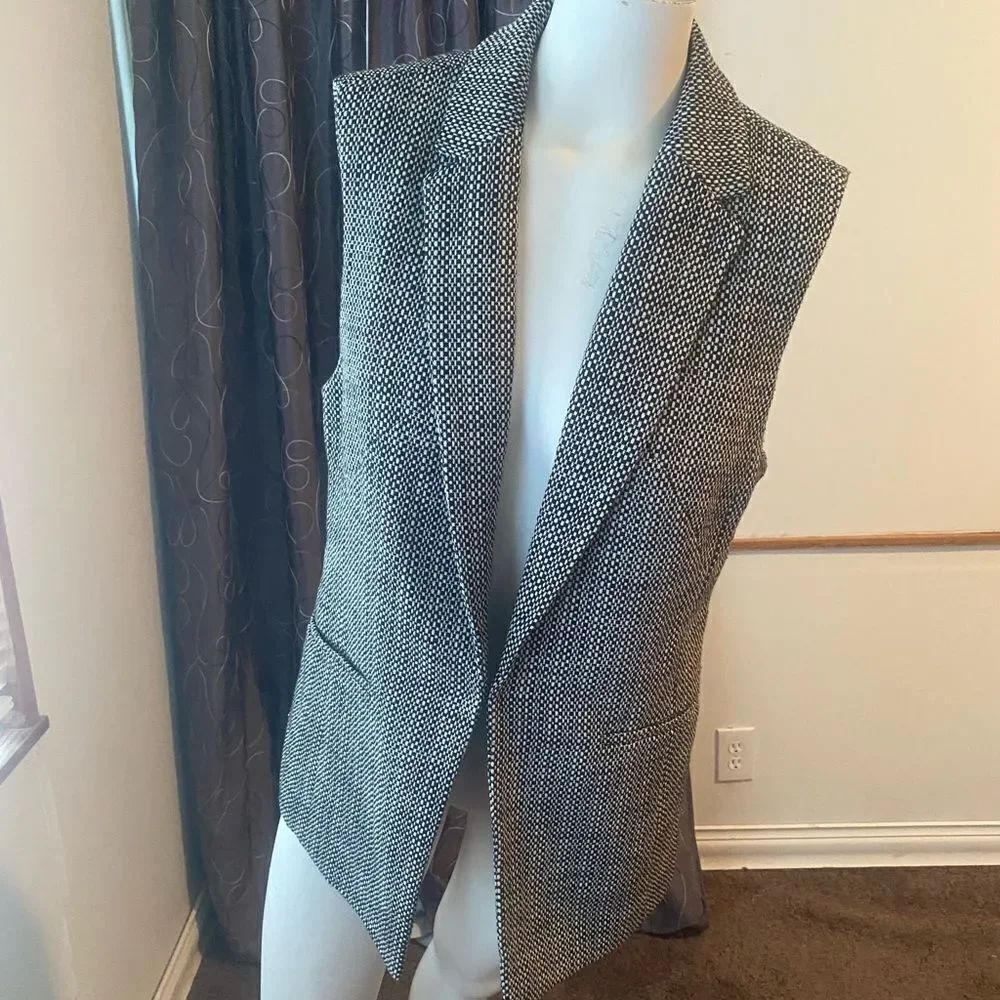 Banana Republic Black/White Tweed clasp closure Vest, size PM